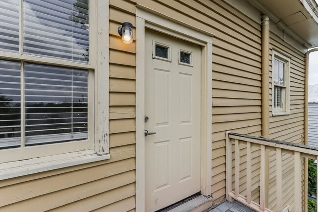 Building Photo - Modern 2-Bedroom Apartment in Historic Maz...