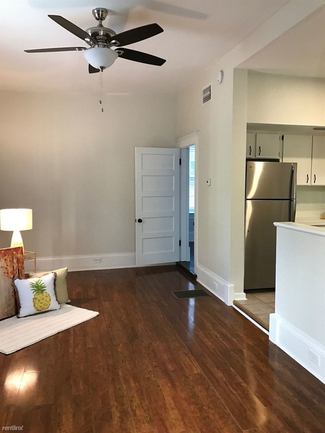 Primary Photo - 210 W Hyde Park Pl