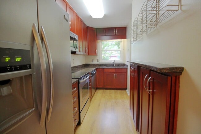 Building Photo - Stunning 2 Bedroom 1.5 Bath in Village Square