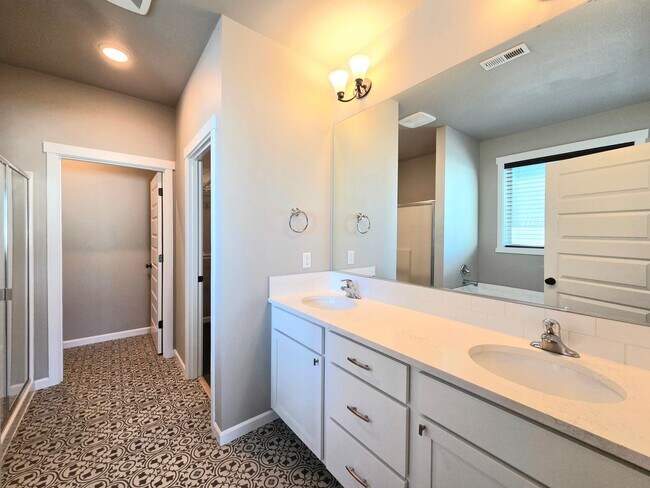 Foto del edificio - New 4 Bed Rambler | Fenced Yard | 2-car Garage | Move-In Ready House for Rent in Quincy!