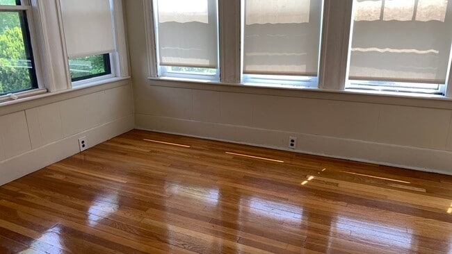 Building Photo - 529 Pleasant St