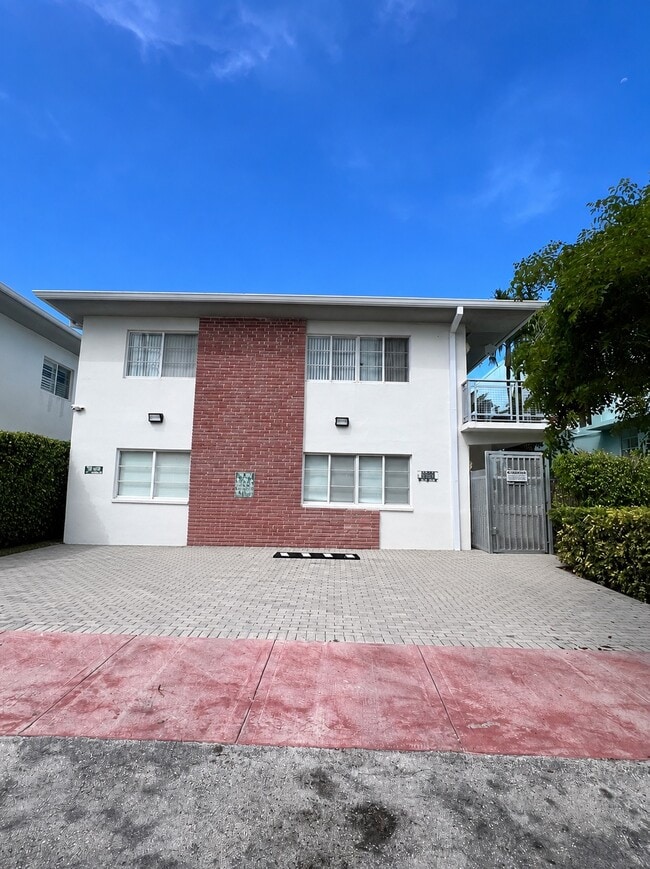 Building Photo - 6905 Bay Dr