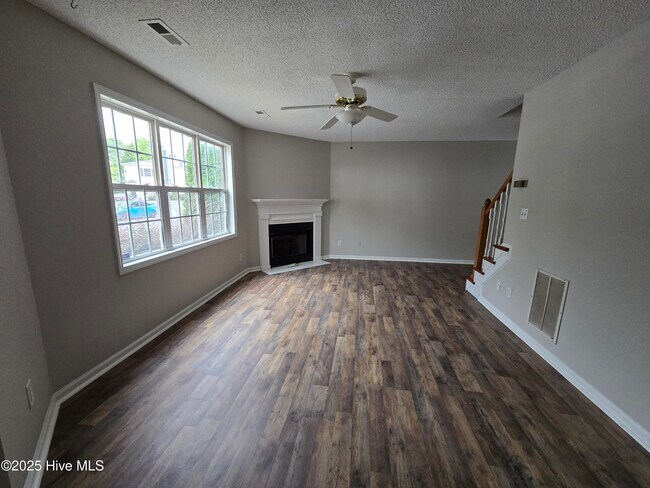Foto del edificio - 1015 Spring Forest Rd