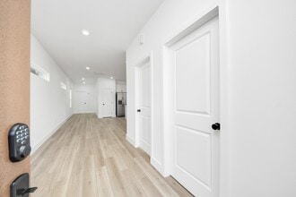 Building Photo - 801 E 32nd 1/2 St