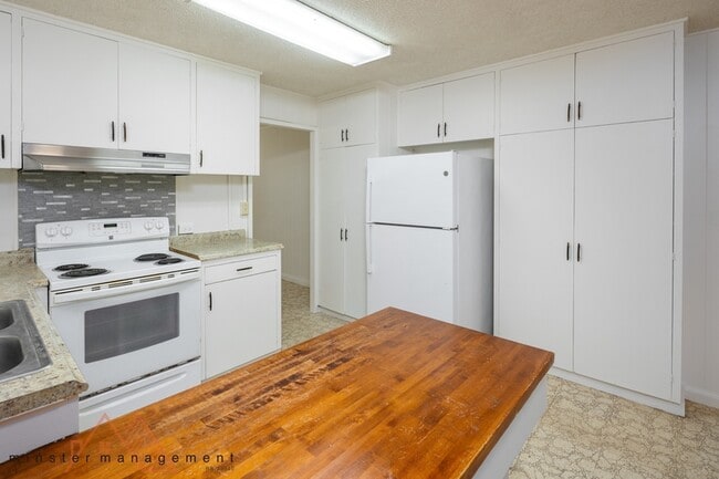 Building Photo - 1428 Ala Iolani St