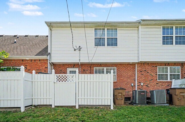 Foto del edificio - Donelson Townhome!