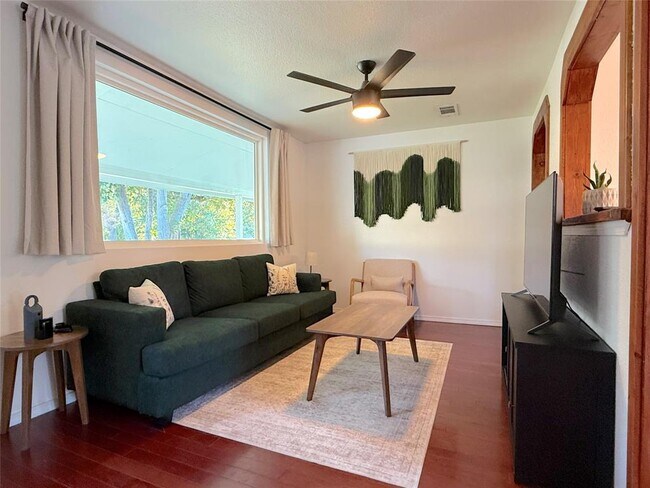 Building Photo - 505 E 4th St