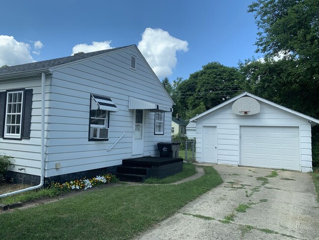 Building Photo - Cute 2 Bedroom on Beloit's East Side!