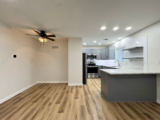 Building Photo - 517 Gillis St