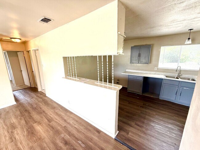 Foto del edificio - AVAILABLE NOW! 3 Bedroom / 1 Bath Home Nea...