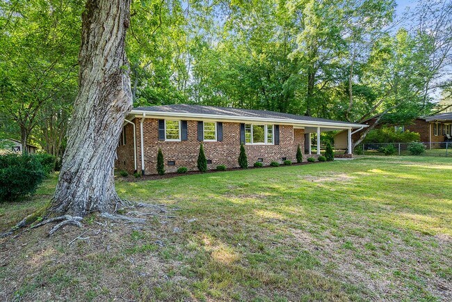 Foto del edificio - AVAILABLE NOW!! 4 bedroom Brick Ranch Styl...