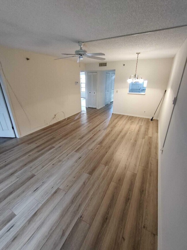 Building Photo - 4640 Lucerne Lakes Blvd