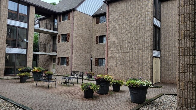 Foto del edificio - 181 Loomis Dr