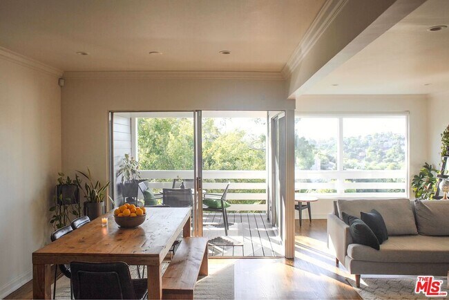 Building Photo - 1112 Montecito Dr