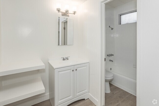 1 habitación, 1 baño - 595 pies cuadrados - Baño - 6352 Cedar Street