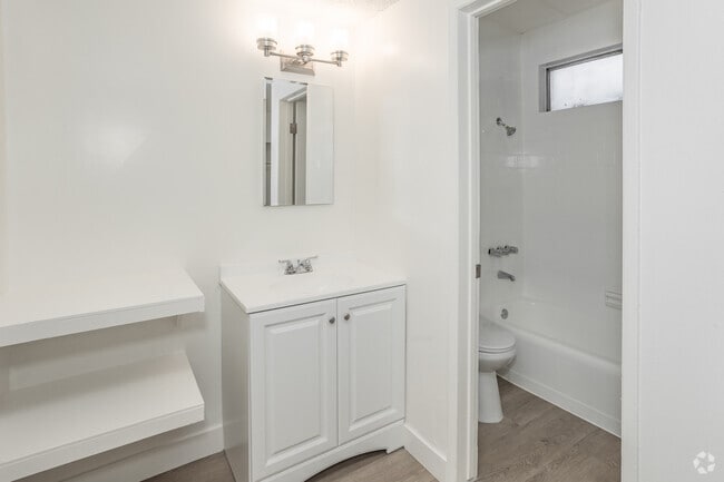 1BR, 1BA - 595SF - Bathroom - 6352 Cedar Street