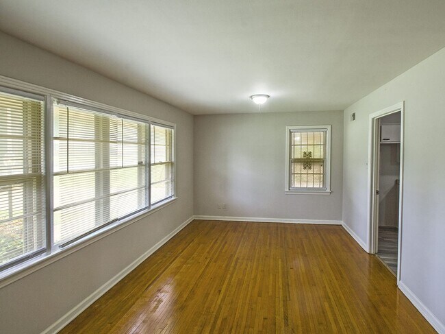 Foto del edificio - UPDATED  3 bed, 1.5 bath with STAINLESS STEEL appliances.