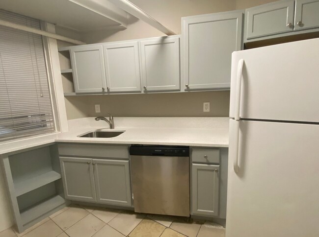 Nice Appliances Including Dishwasher - 2639 W Ainslie St