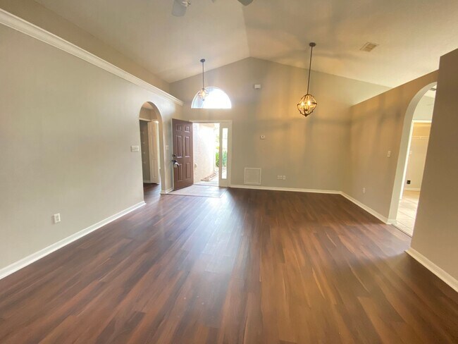 Foto del edificio - View this home today and Move in July 3rd!...