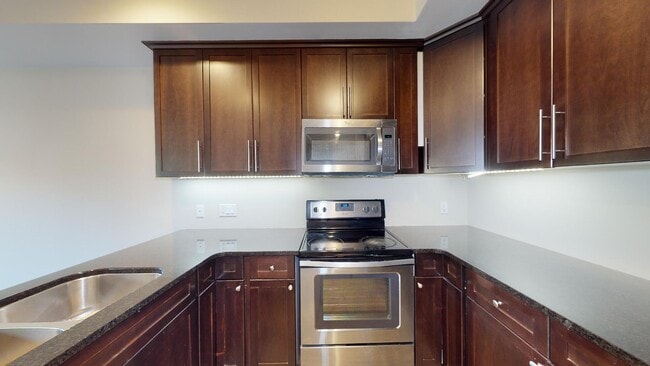 Building Photo - SPACIOUS 3BEDROOM CONDO TOWNHOME IN NORTH ...