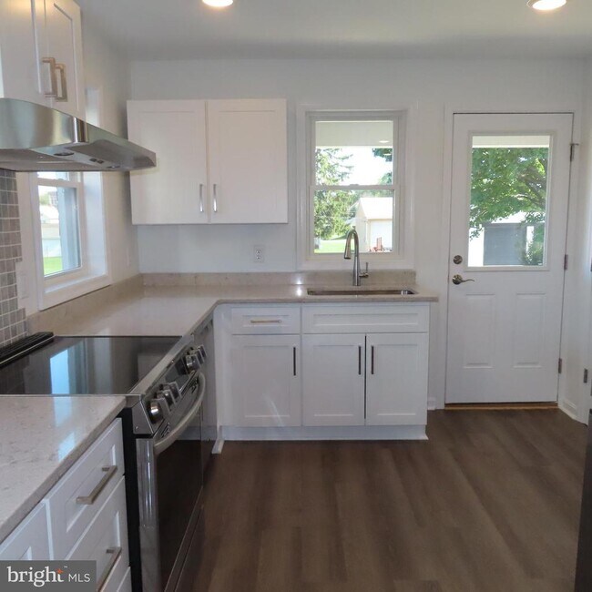 Foto del edificio - 228 Rowe Ave