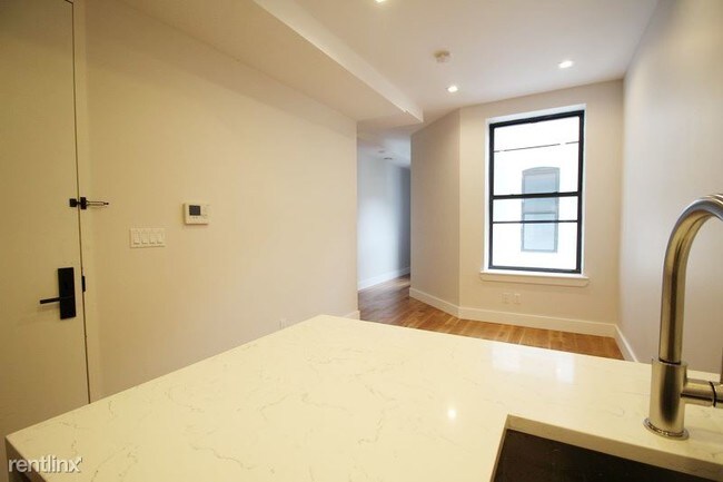 Building Photo - 706 Halsey St