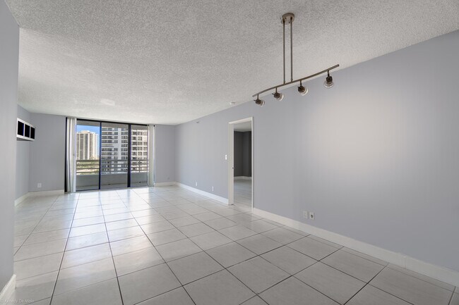 Foto del edificio - 3300 NE 192 St