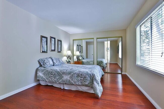 Foto del edificio - 300 Tradewinds Dr
