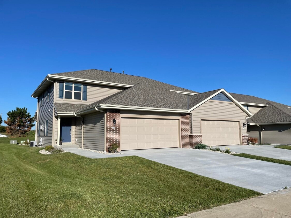 1420 Gatewood Dr, West Bend, WI 53095 Townhome Rentals in West Bend