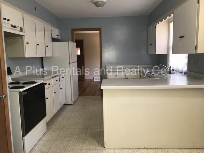 Building Photo - Huge 4+ BD corner house for rent!