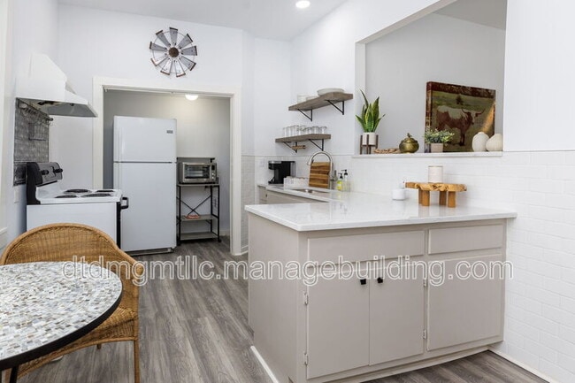 Foto del edificio - 110 E Craig Pl