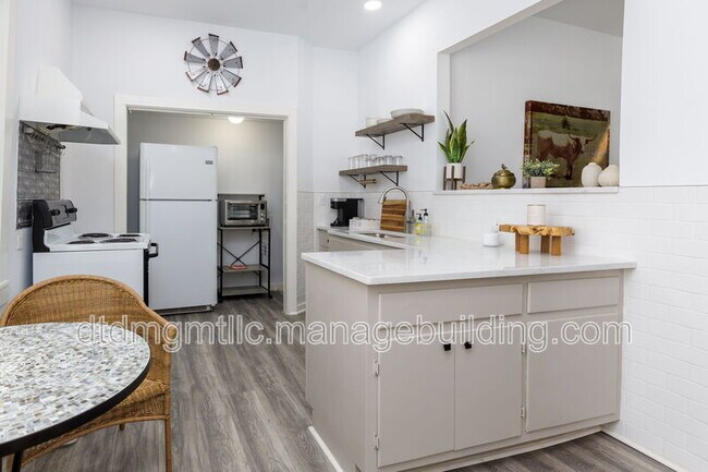 Building Photo - 110 E Craig Pl