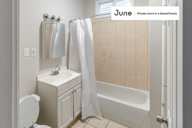 Foto del edificio - Private bedroom in 5 bed/1 bath Home