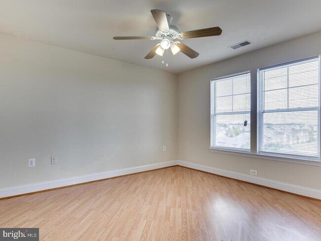 Foto del edificio - 12828 Clarksburg Square Rd