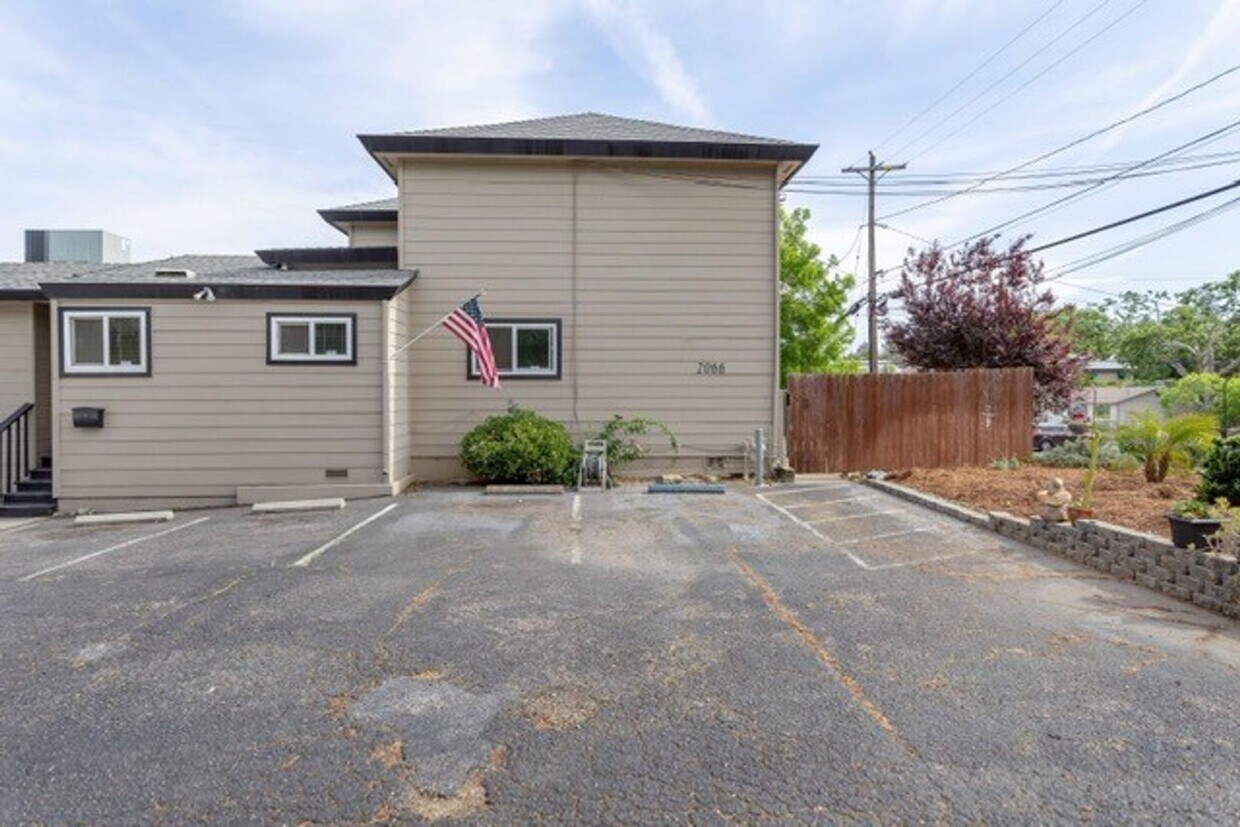 Foto principal - 2066 Placer St