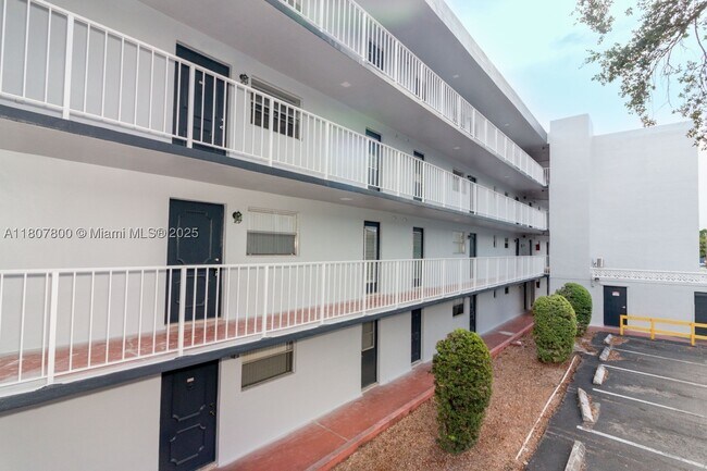 Foto del edificio - 447 NE 195th St