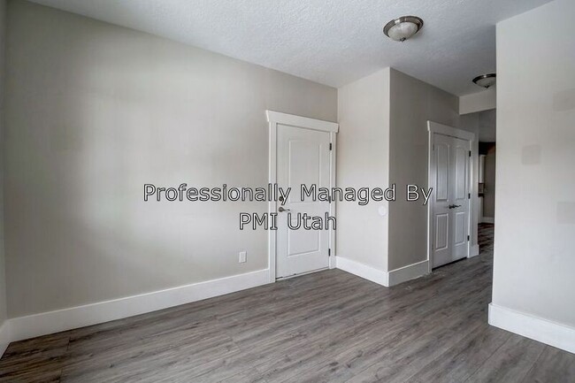 Building Photo - 2717 W Red Robin Ct