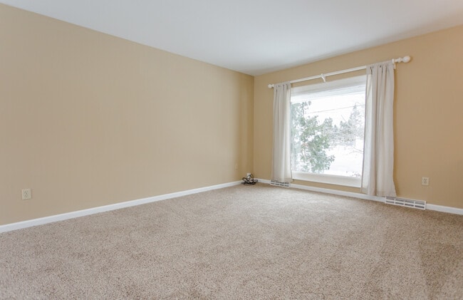Building Photo - Large 3 Bed 1.5 Bath Maumee Home!