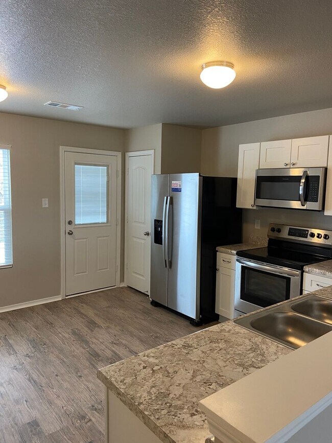 Foto del edificio - *Pre-Leasing* Three Bedroom | Two Bathroom...