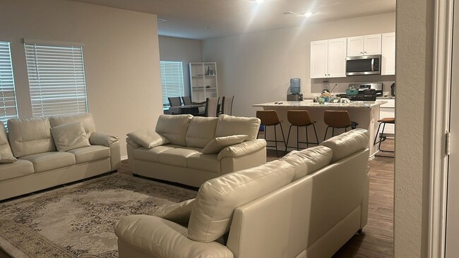 Foto del edificio - 4 Bedroom Single Family Home in San Antonio