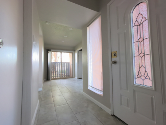 Building Photo - 1644 Lomaland Dr