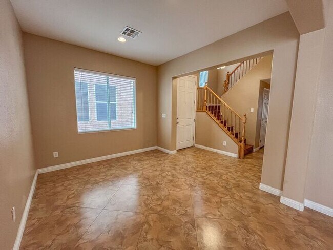 Foto del edificio - Charming 5-Bedroom Home in Desired Community!