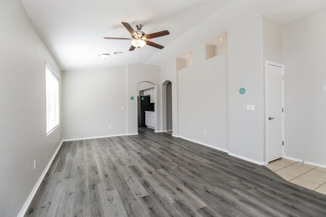 Foto del edificio - 3724 W Pleasant Ln