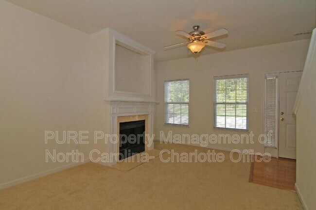 Foto del edificio - 8737 Wandering Creek Way