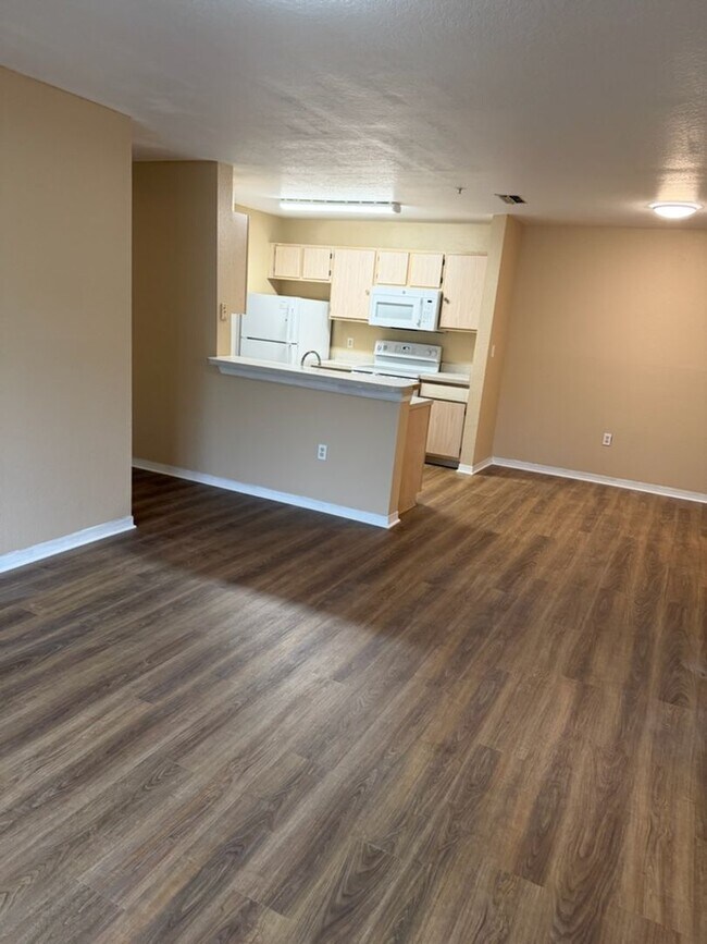 Foto del edificio - First Floor 2/2 in Gated Cypress Fairway !!