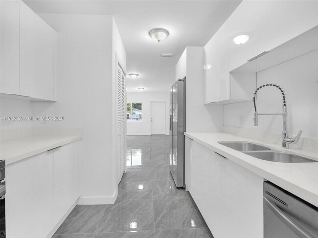 Foto del edificio - 2448 NW 42nd St