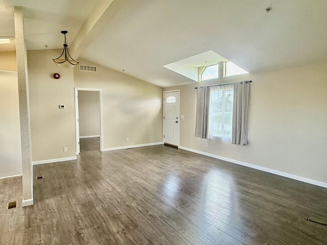 Building Photo - 600-606 Dolan Rd