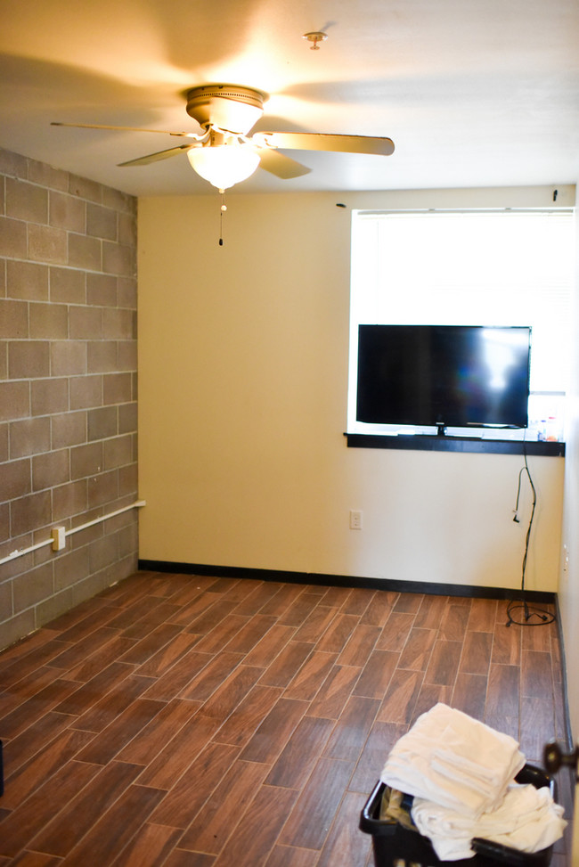 Building Photo - 1112 Moro St