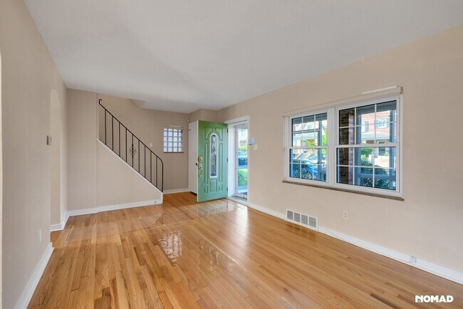 Building Photo - 3 Bedroom Completely Remodeled Single Fami...