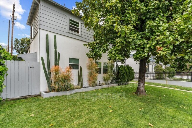 Foto del edificio - 4247 Laurel Canyon Blvd
